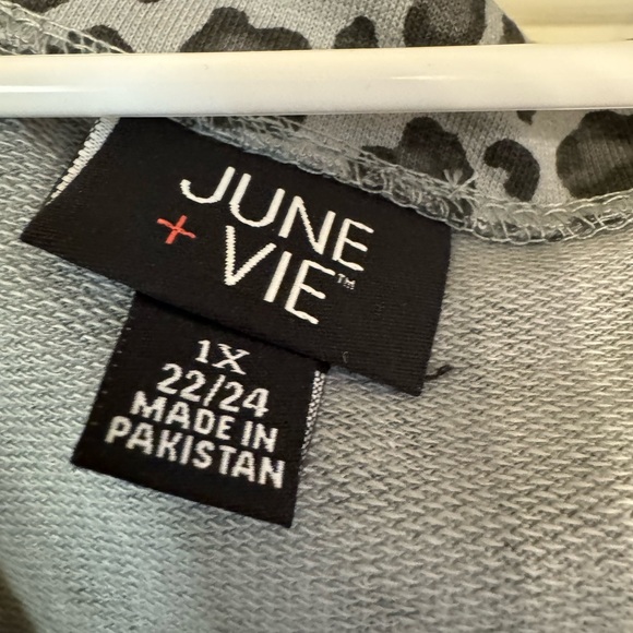 V-neck cheetah sweatshirt - Picture 2 of 3